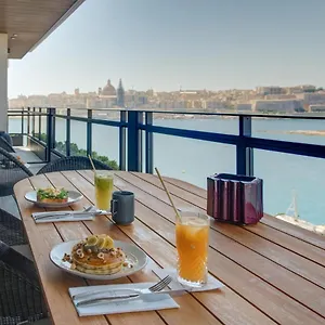 Land's End, Boutique Malta